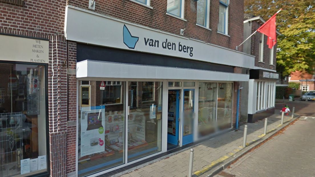 Portret soep neef Kantoorboekhandel Van den Berg uit Katwijk sluit na 108 jaar de deuren -  Omroep West