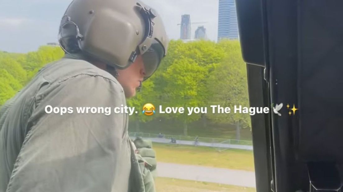 De helikopter met Duncan Lawrence aan boord vliegt boven Den Haag