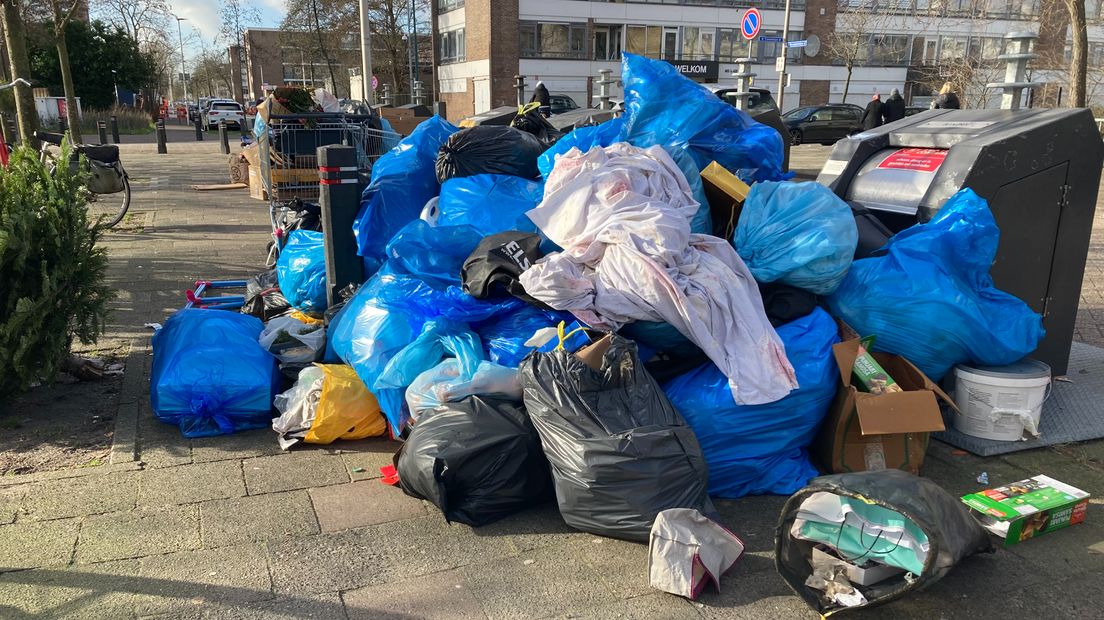 Overvolle containers en gedumpte zakken in Kanaleneiland.