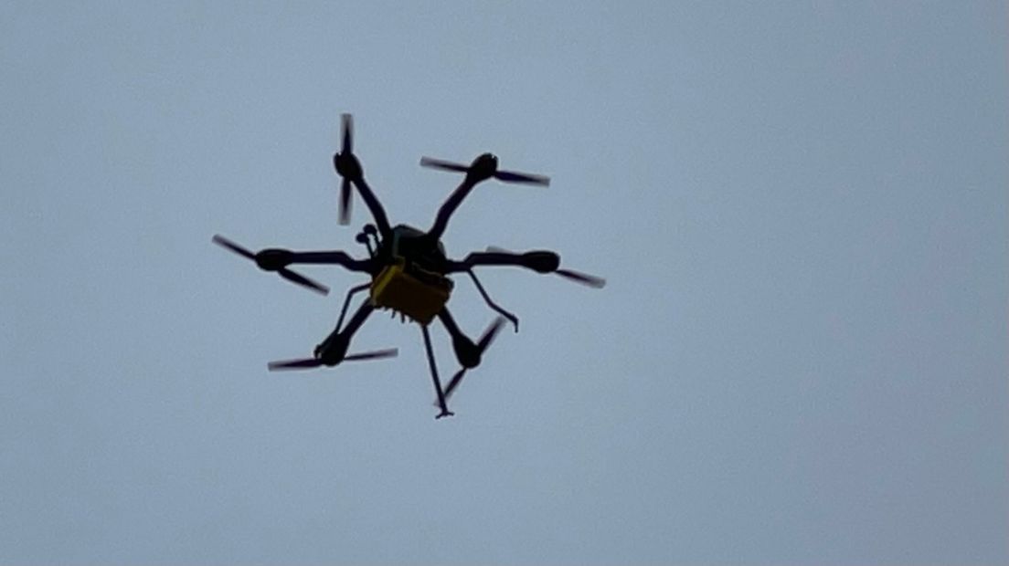 De drone die de testvlucht uitvoert op Groningen Airport Eelde
