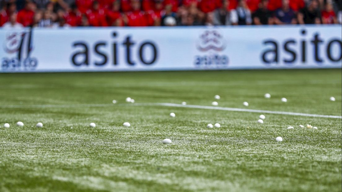 Heracles-aanhang protesteert met ludieke actie tegen stadionnaam