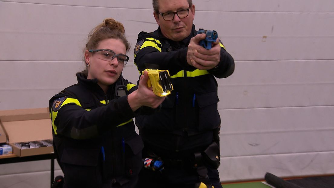 Politieagenten oefenen met het nieuwe stroomstootwapen dat sinds dit jaar gebruikt mag worden