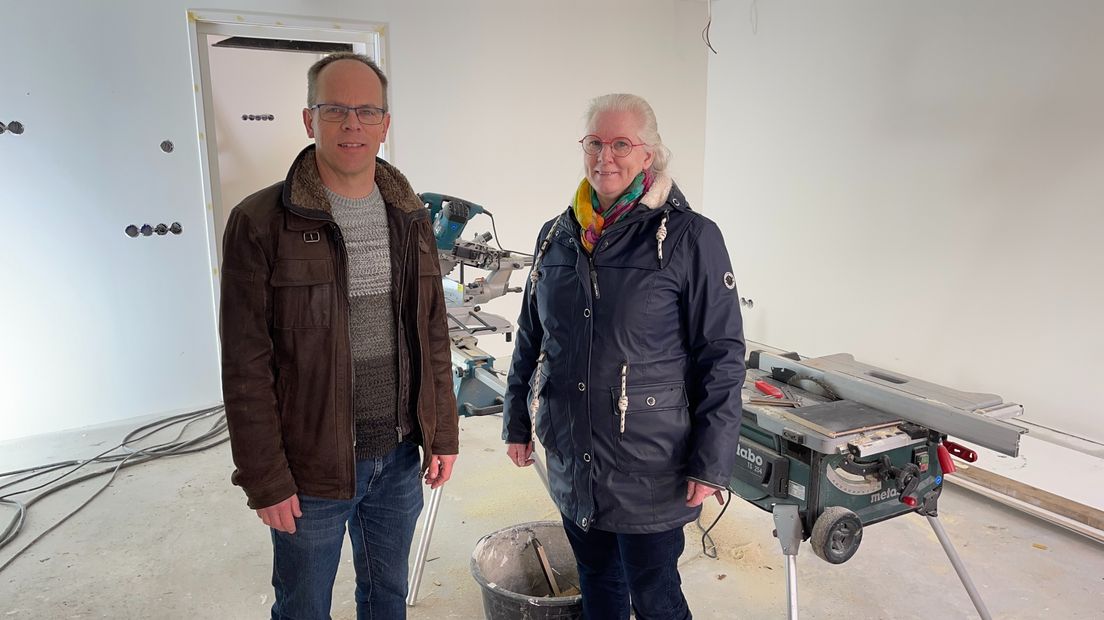 Martijn Pot en Janet Gorter van de Wereldwinkel in Loppersum
