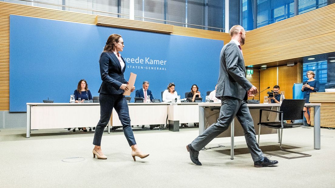 Melissa Dales loopt de Enquetezaal in
