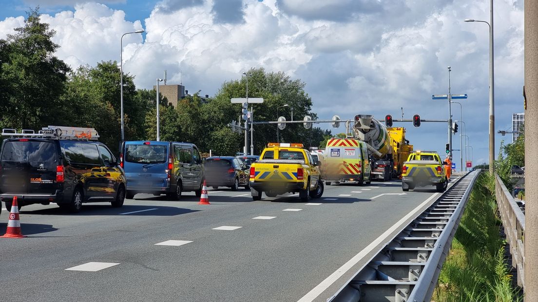 Door de vrachtwagen met pech is er een file ontstaan
