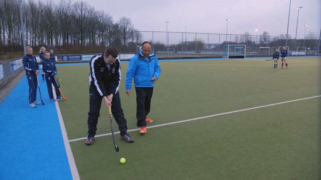 Presentator Jan-Jaap Corré krijgt training van Mark-Jan de Jonge