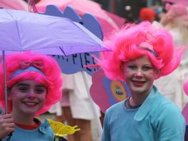 De Puupenkoppen zoeken tijdens carnaval de grens op