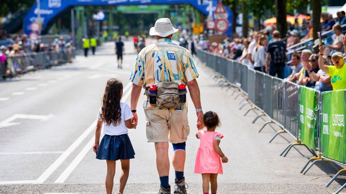 Wandelaars Nijmeegse Vierdaagse finishen op Via Gladiola