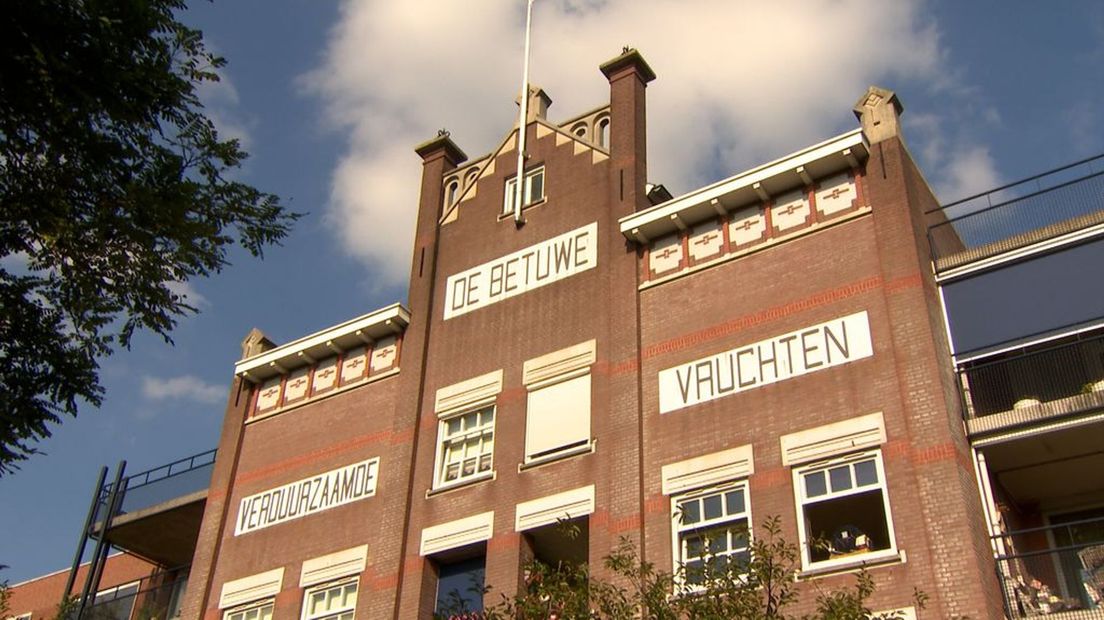 De gevel van jamfabriek Maatschappij de Betuwe