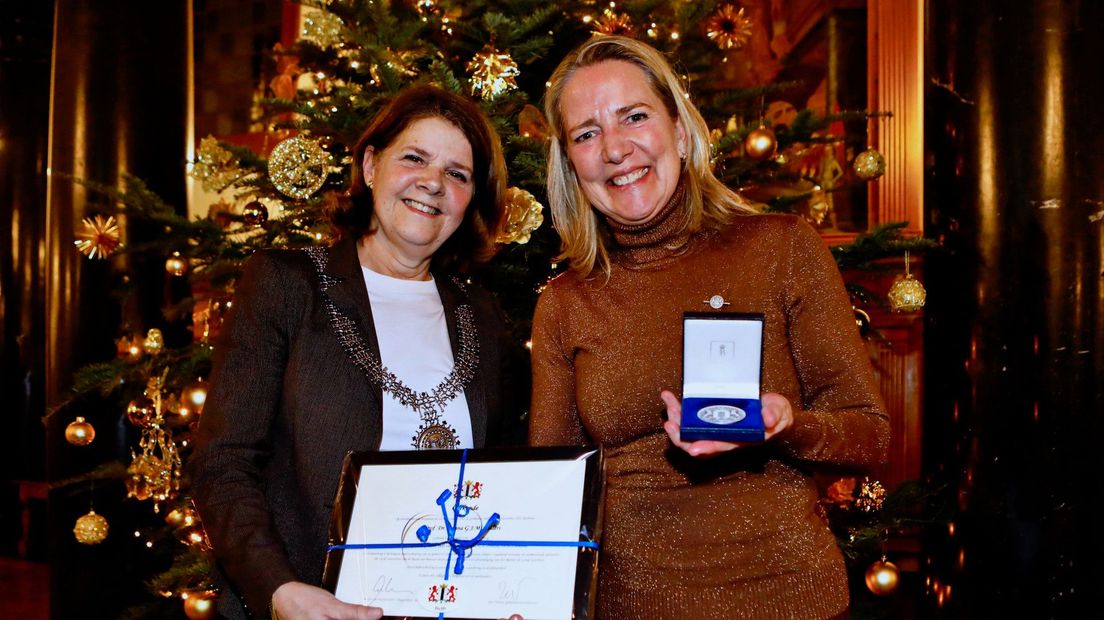 Carina Hilders (rechts) met burgemeester Van Bijsterveldt van Delft