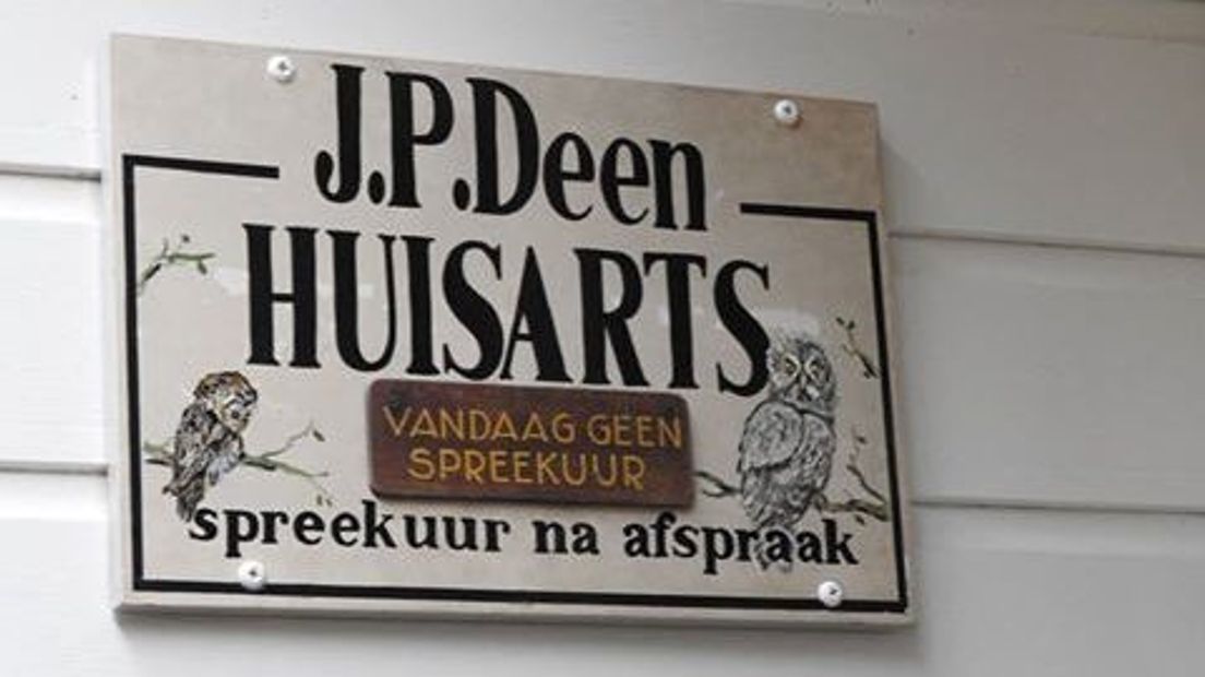 Jacqueline Strobos spotte het befaamde huisartsenbordje toen ze zelf op Vlieland was.