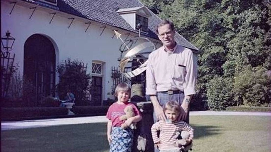 Steven heeft de foto's op het fotorolletje laten ontwikkelen. Wie zijn dit?