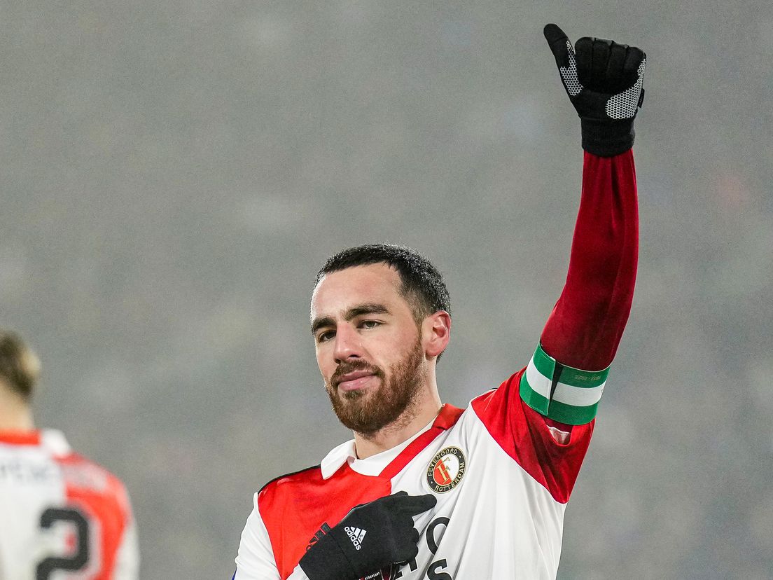 Orkun Kökçü wijst naar het hart na zijn benutte penalty voor Feyenoord tegen NEC