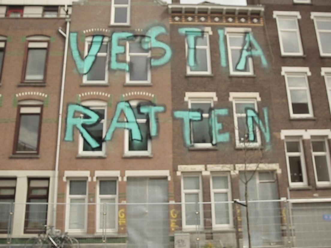 Protest in de Tweebosbuurt met een gigantische muurschildering