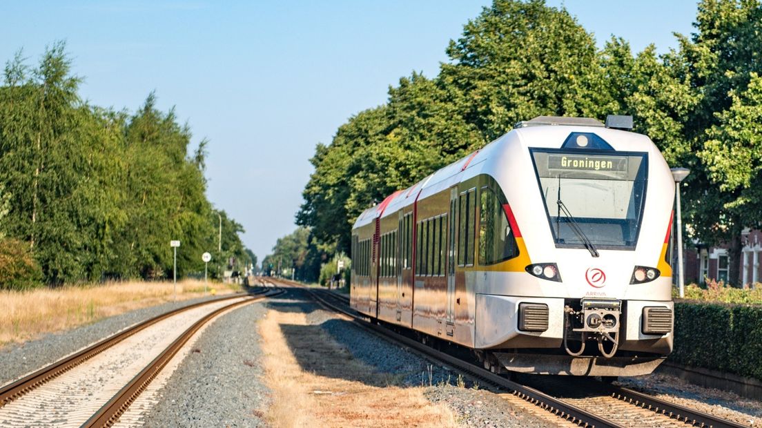 Een trein op het spoor tussen Groningen en Duitsland