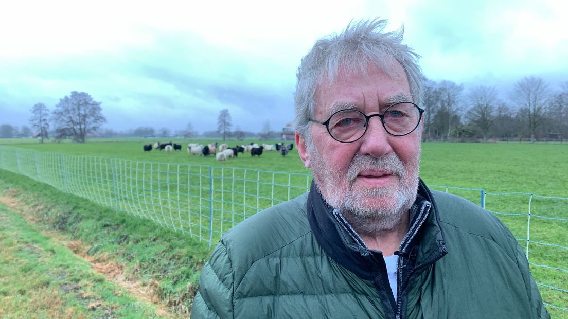 Hans Fokke, voorzitter van Het Veenschap, heeft met sponsorgeld wolfwerende hekken gekocht