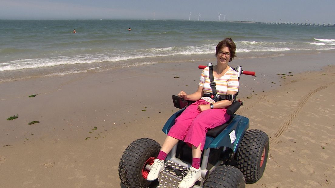 De 36-jarige Sarah Pastor geniet van het ritje op het strand
