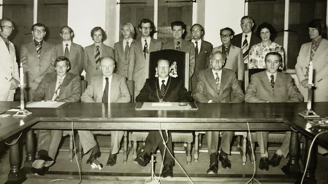 De gemeenteraad Vianen 1974-1978 met als vierde van rechtsboven wethouder Moree.