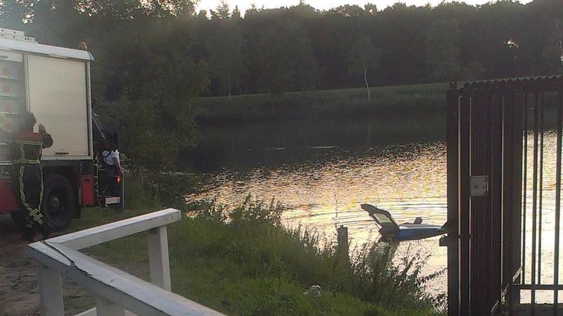 Auto te water in Enschede, niemand aangetroffen