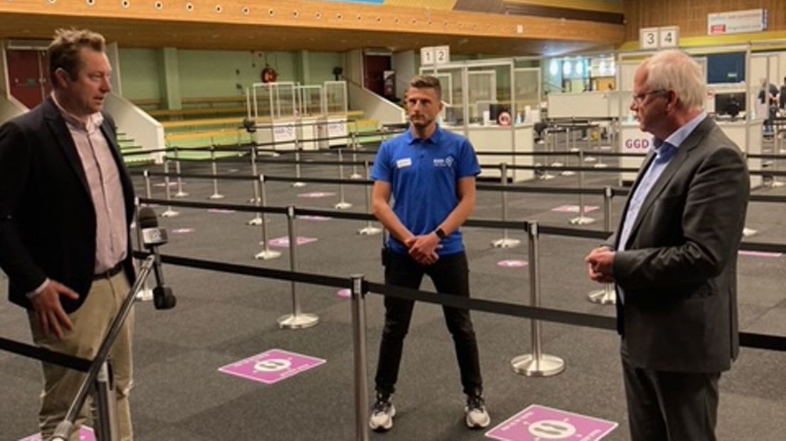 Jaap Donker (l) bij de opening van de vaccinatielocatie in Sporthal Dijnselburg in Zeist.