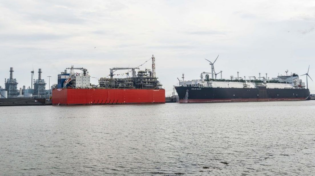 De LNG-terminal in de Eemshaven, met twee schepen voor de opslag van gas