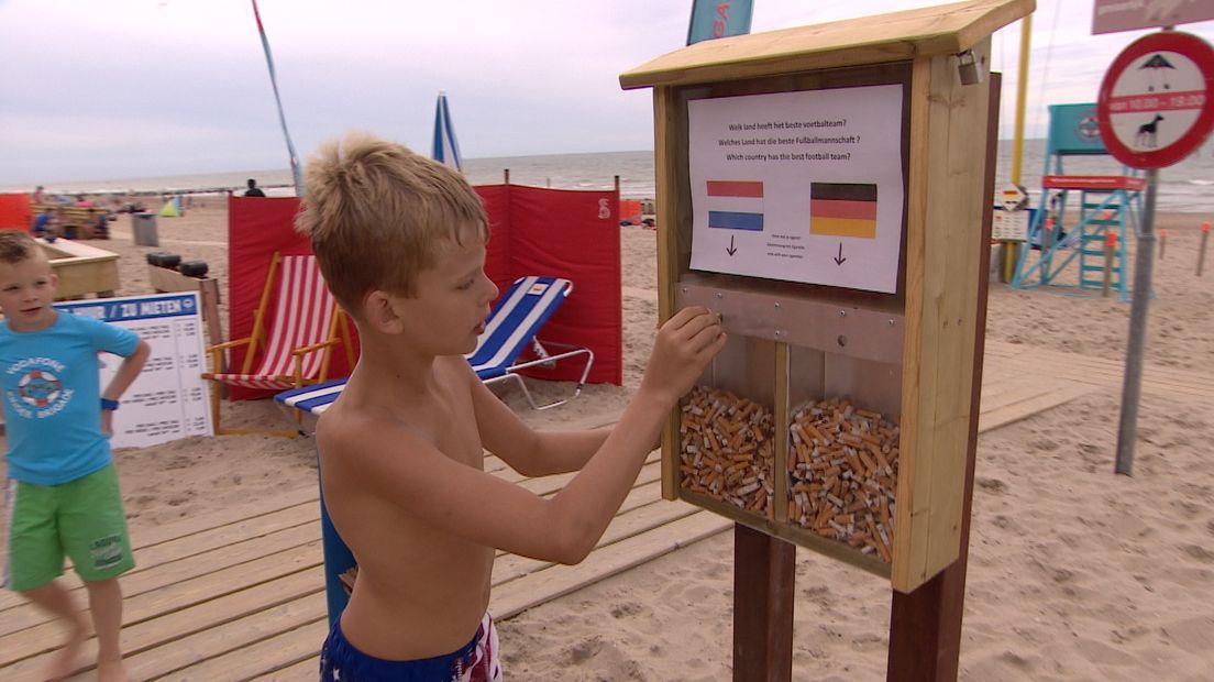 De sigarettenverzamelaar op het strand in Domburg