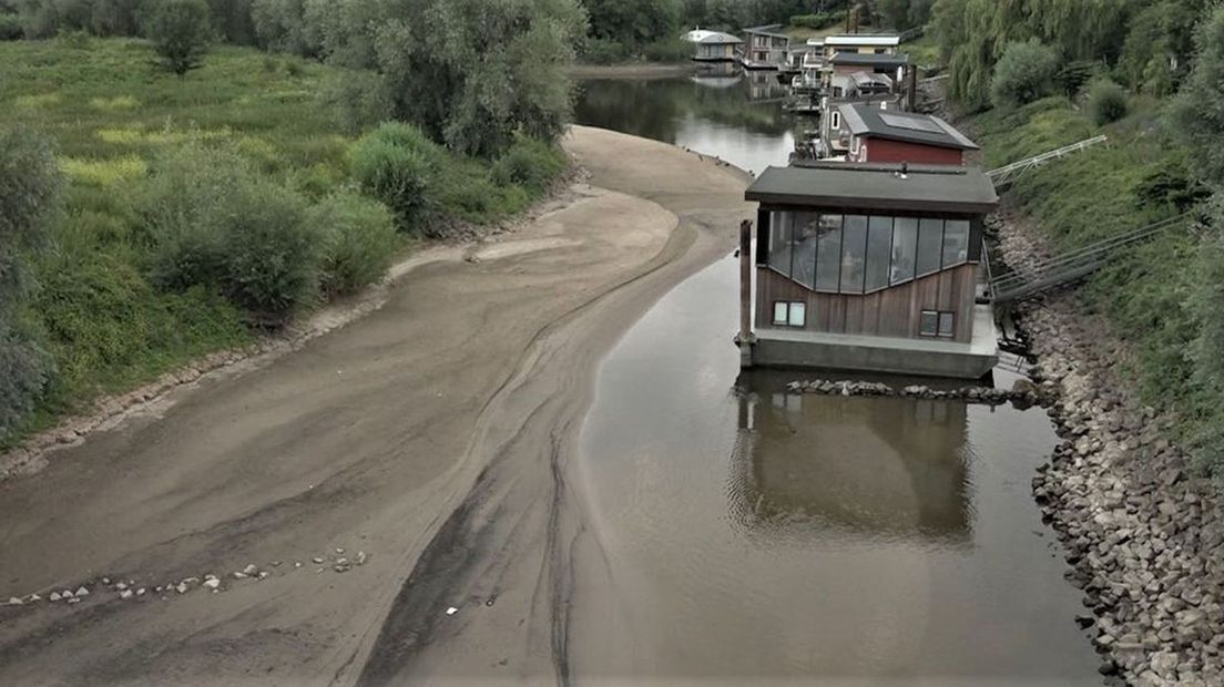 Het water in de rivieren staat 15 juli 2022 zo laag dat woonboten scheef gaan staan