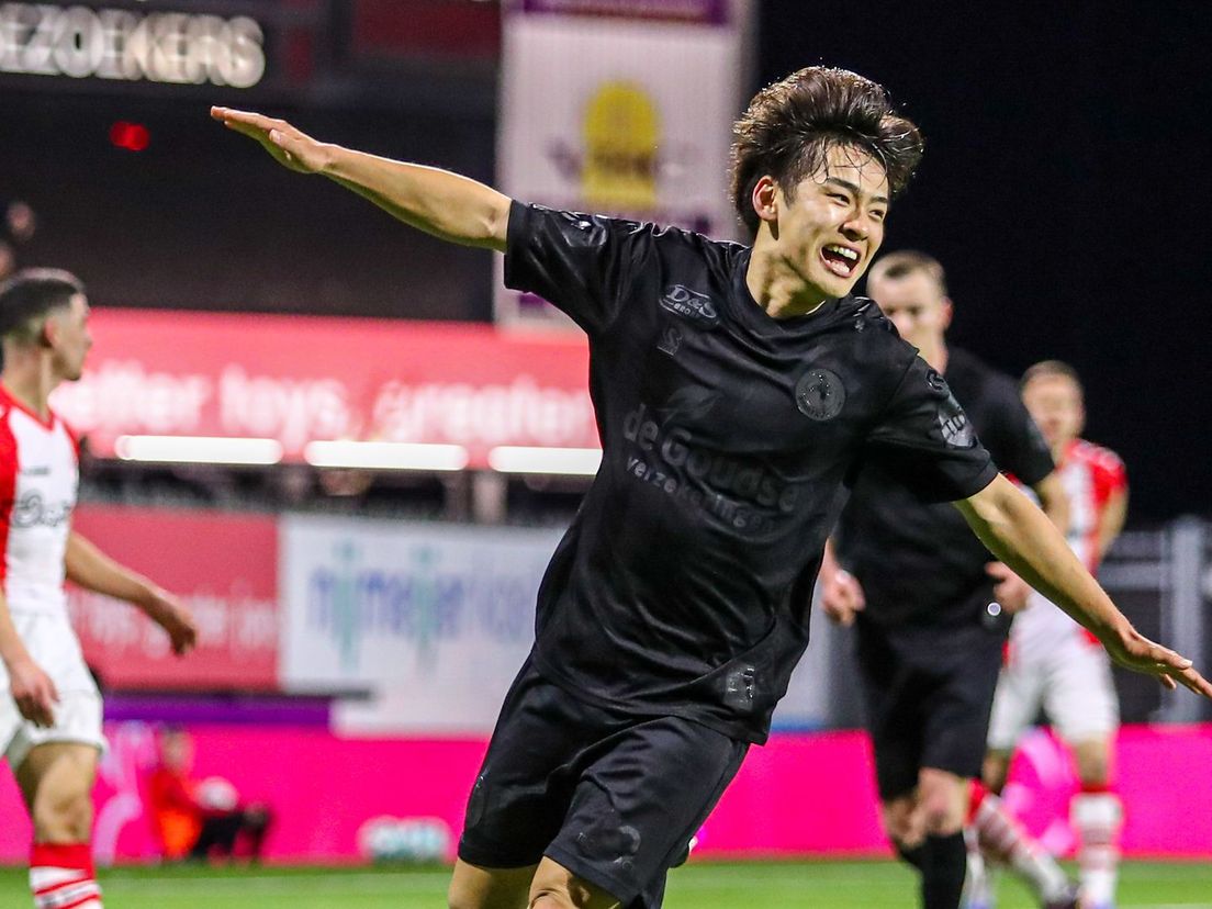 Koki Saito 'vliegt' na zijn prachtige goal voor Sparta tegen FC Emmen