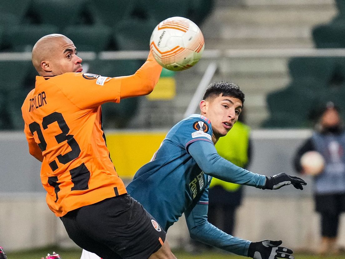 Ezequiel Bullaude kopt de belangrijke 1-1 voor Feyenoord tegen Shakhtar Donetsk binnen