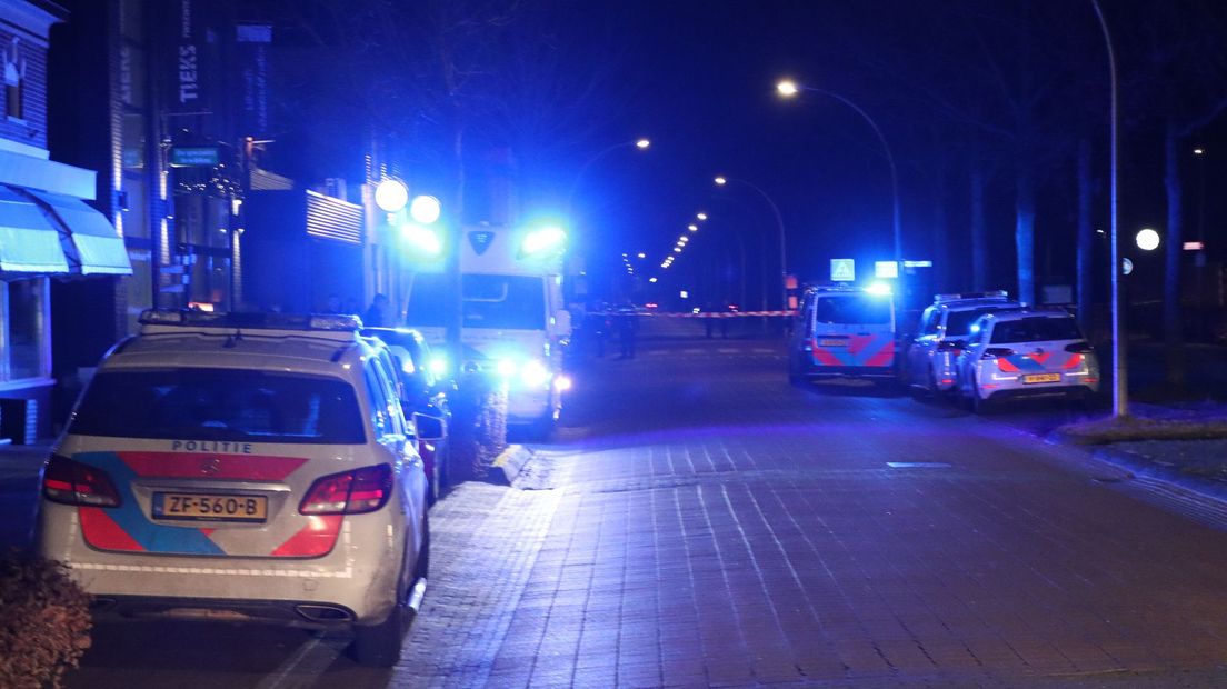 Politie en een ambulance op de plek van de steekpartij
