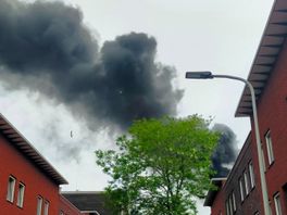 Grote brand in Den Haag, rookpluimen te zien in omgeving