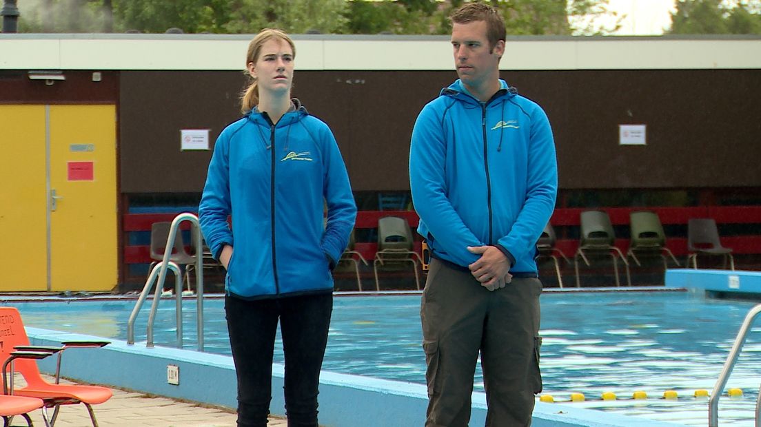 Vrijwillige badmeesters moeten zwembad redden (video)
