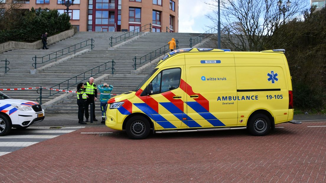 Persoon waait van Leeuwentrap in Vlissingen
