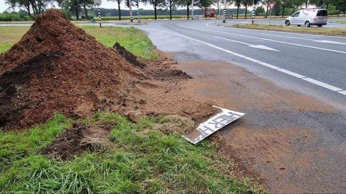 De blokkade aan het eind van de A18 werd naar de kant geschoven