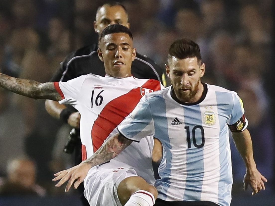 Sergio Peña in duel met Lionel Messi tijdens een WK-kwalificatiewedstrijd tussen Peru en Argentinië in 2017 (Rechten: EPA / DAVID FERNANDEZ)