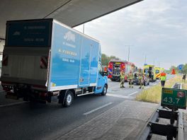 112 Nieuws: Automobilist raakt gewond bij ongeval onder viaduct A1 bij Deventer