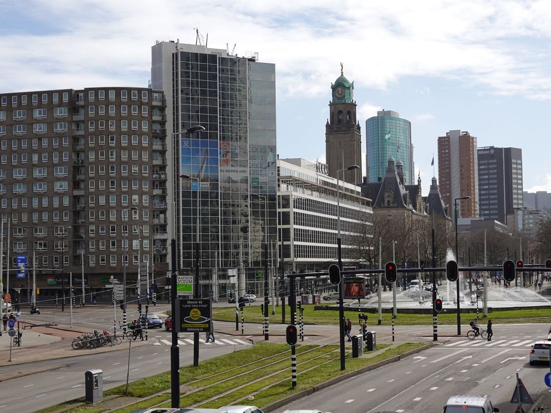 Het huidige Hofplein met twee kantoorgebouwen en sociale huurflat die gesloopt gaan worden