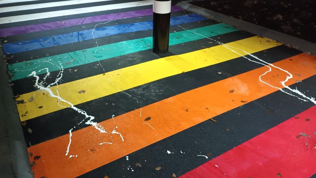 Het regenboogzebrapad dat vandaag geopend wordt in Nijverdal is beklad