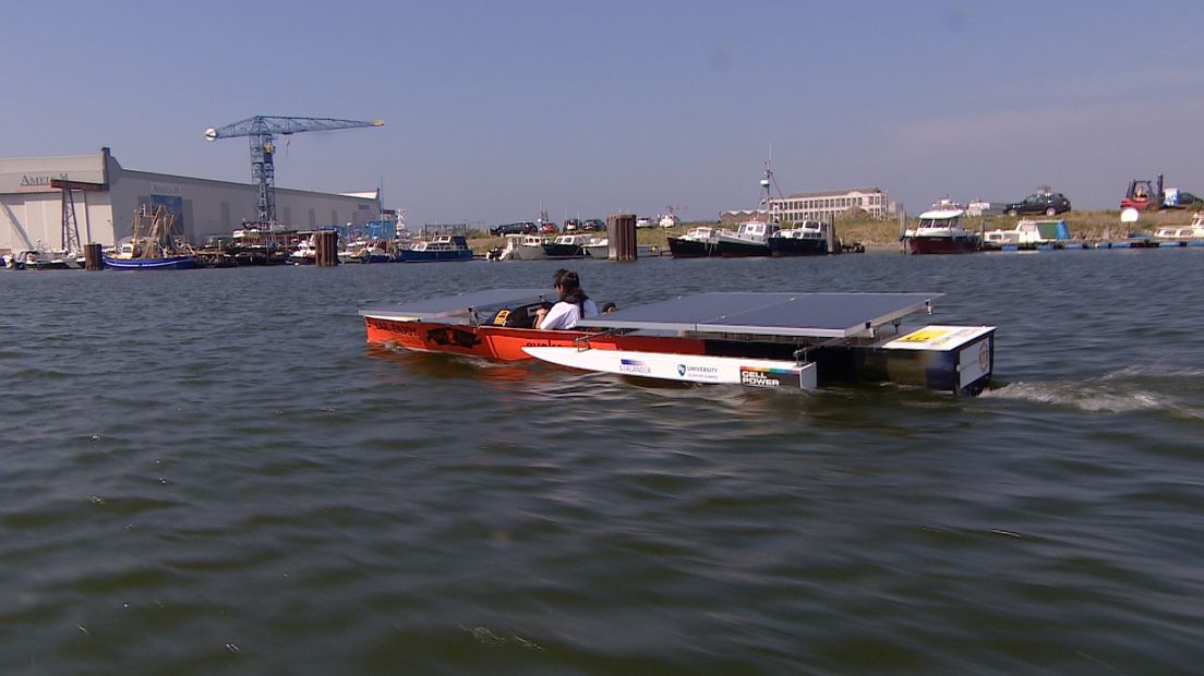 Hasmik Zakarjan vaart door de haven van Vlissingen met de zonneboot Sealander