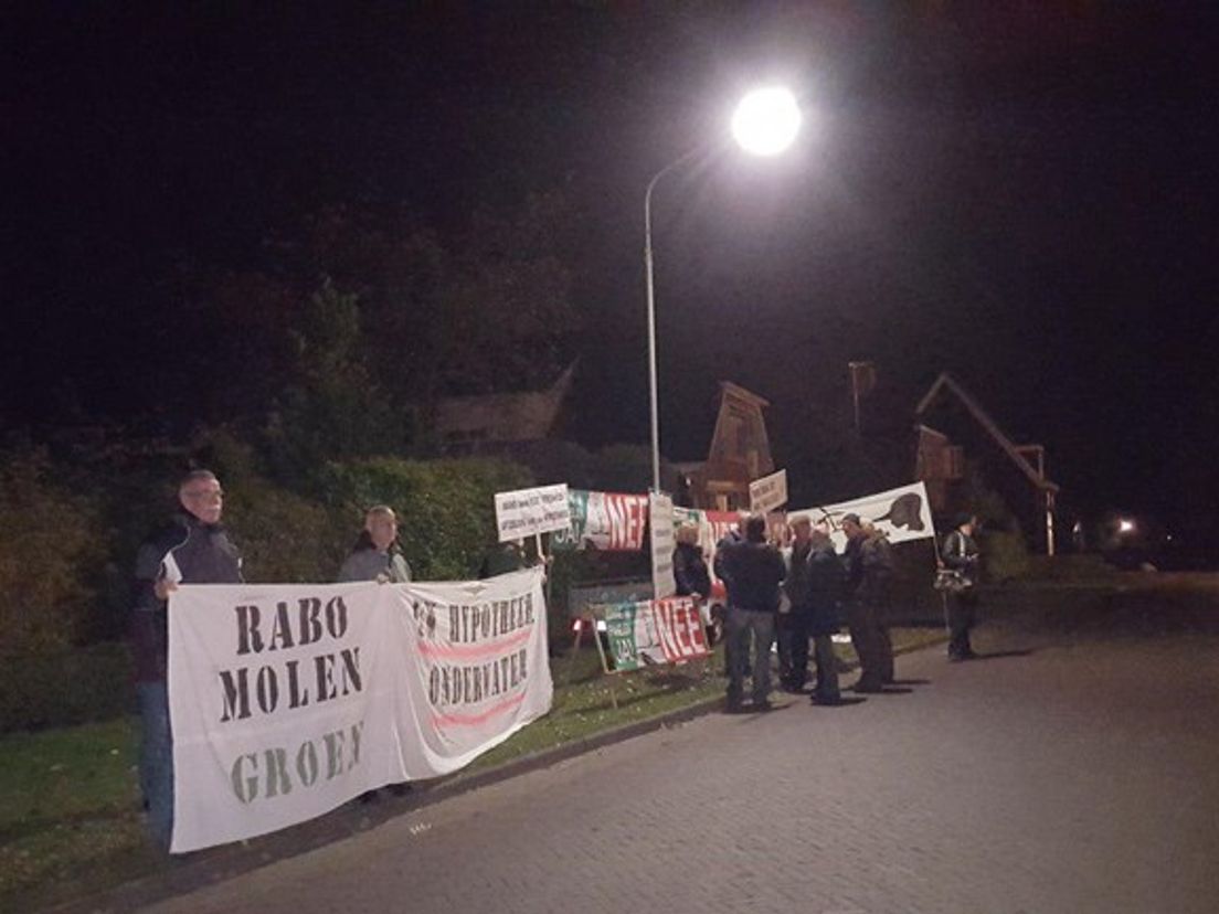 Actievoerders bij de Rabobank (Rechten: RTV Drenthe / Steven Stegen)
