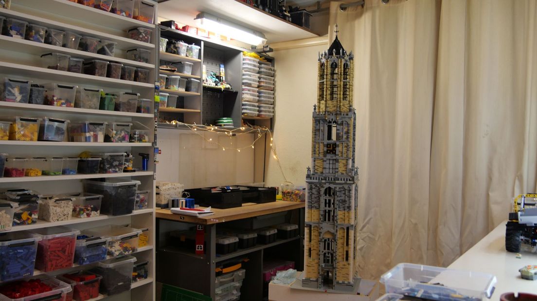 De toren in Ben's Lego-kamertje. Hij wilde liever niet zelf met zijn bouwwerk op de foto. "Het gaat om de toren, niet om mij!"