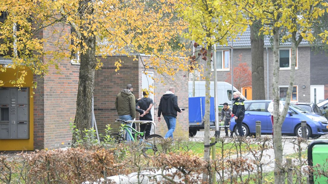 Verdachte steekpartij wordt afgevoerd