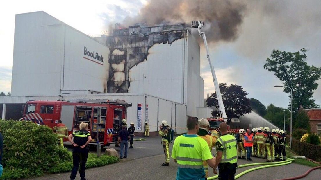 Grote brand in veevoederbedrijf Luttenberg