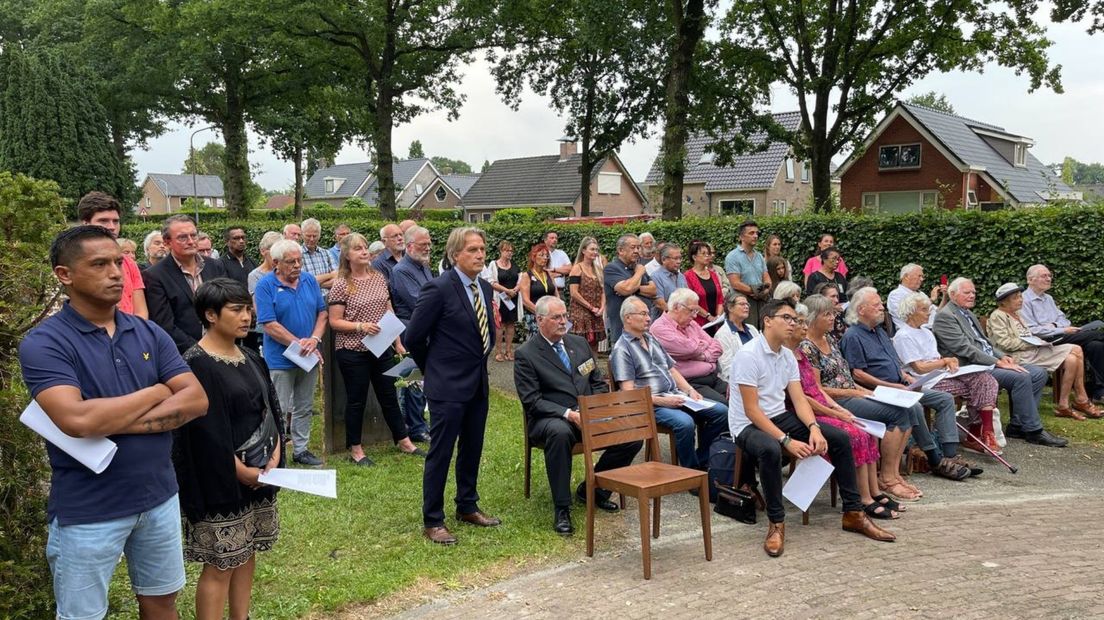 Bezoekers van de herdenking in Marum