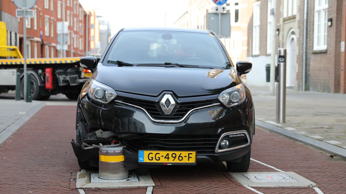 Auto botst tegen poller in Schilderswijk