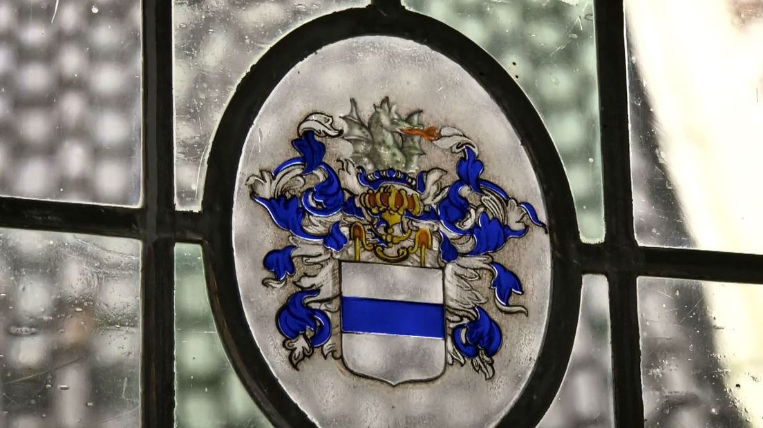 Detail van het glas in lood in de ramen van het Schultehuus (Rechten: RTV Drenthe)