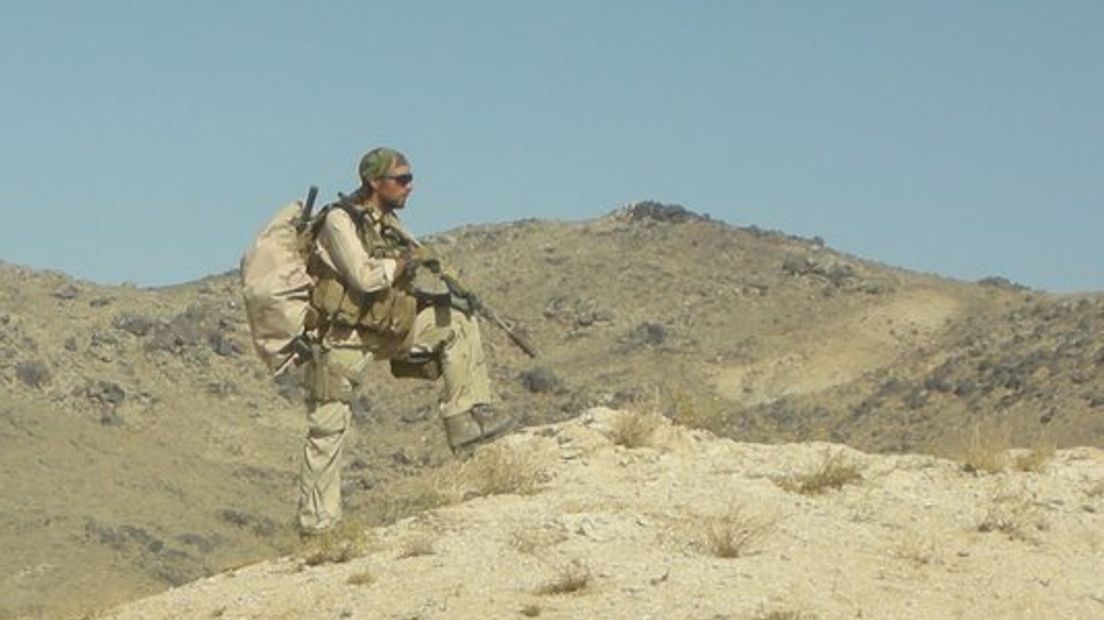 Jeroen van Hoek als commando.