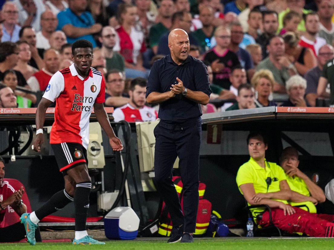 Arne Slot moedigt zijn manschappen nog maar eens aan tijdens het competitieduel van Feyenoord tegen SC Heerenveen