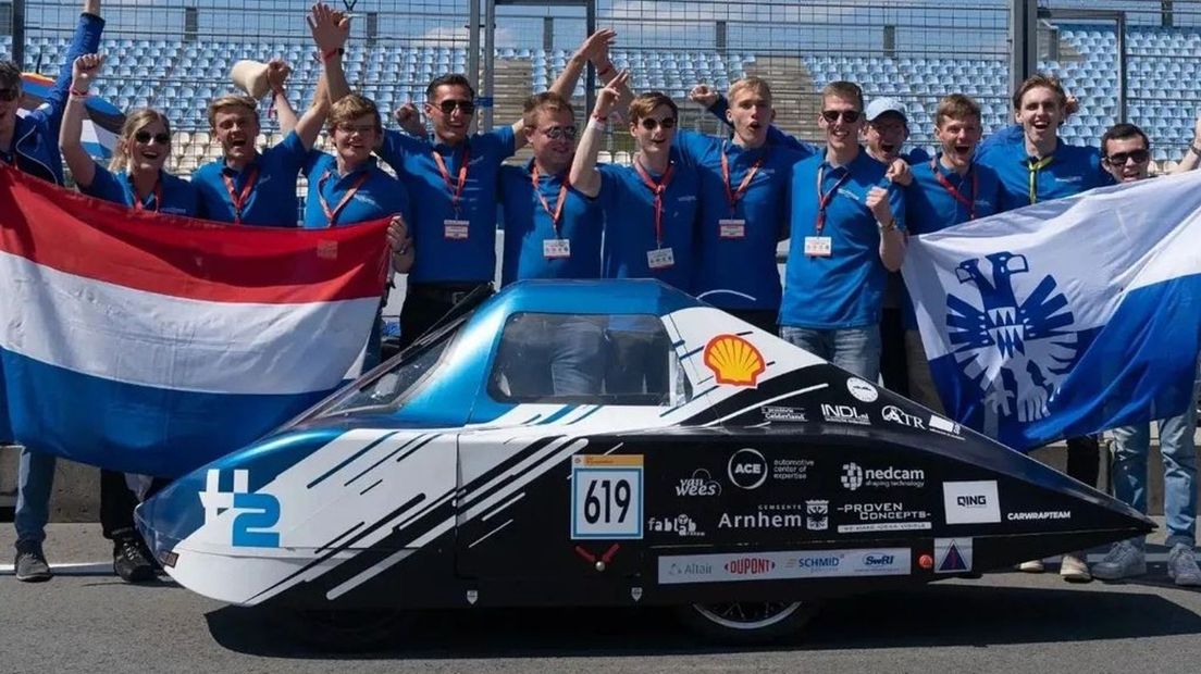 De studenten van de HAN met hun waterstofauto.