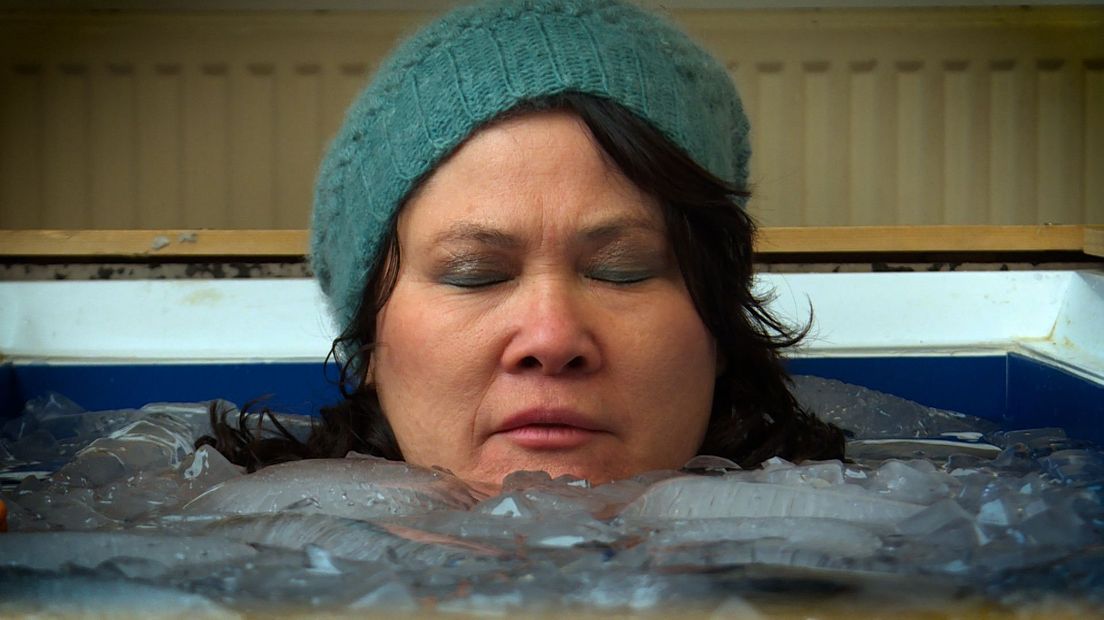 Monique neemt 4 keer per week een ijsbad of een duik in de zee